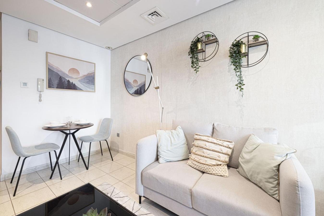 Apartment View Near Marina With Pool, Balcony And Gym Dubai