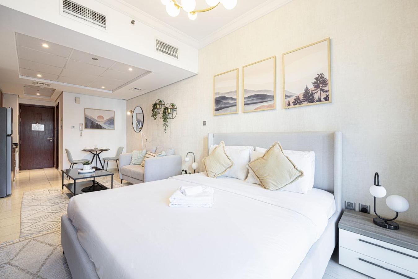View Near Marina With Pool, Balcony And Gym Apartment Dubai
