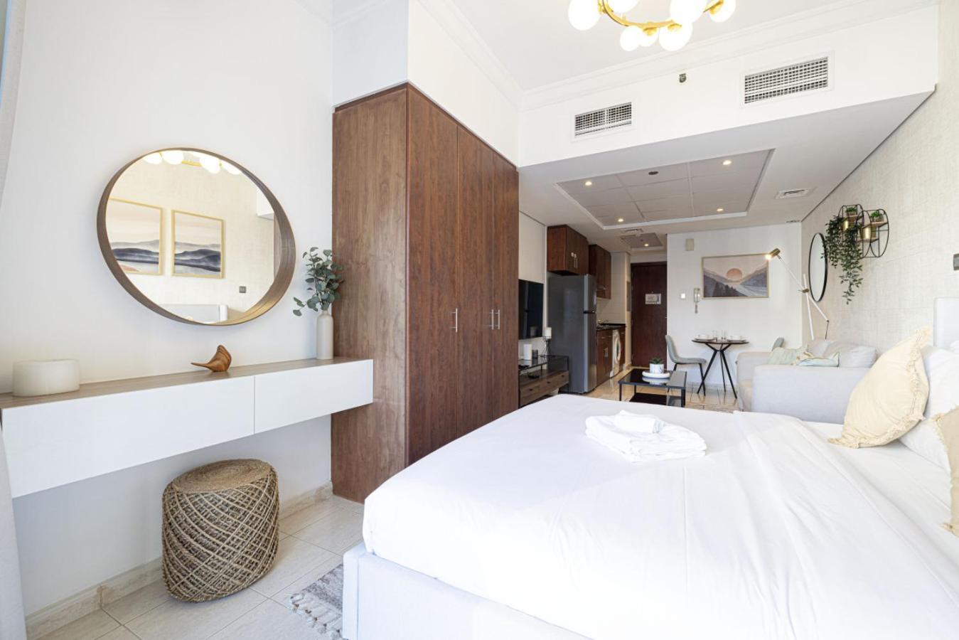View Near Marina With Pool, Balcony And Gym Apartment Dubai